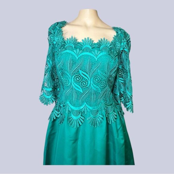 Vintage Rizik Bros. Emerald Green Evening Gown with Lace Bodice - Picture 3 of 8